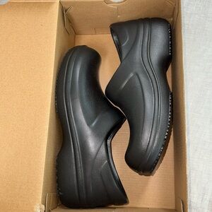 Never worn women size 8 croc clog in black
